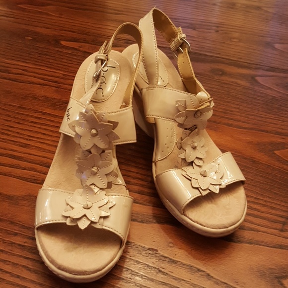 Beige b.o.c born concept 3 inch wedge sandles - Picture 2 of 4